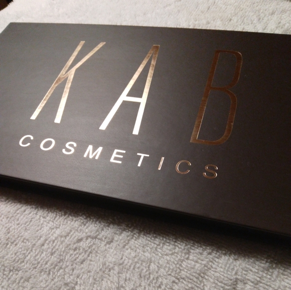 KAB Cosmetics Contour Palette - Picture 3 of 5